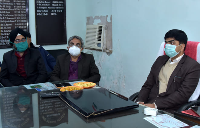 सीएमओ कार्यालय पर आयोजित कार्यशाला में भाग लेते डीएम अखिलेश सिंह व सीएमओ