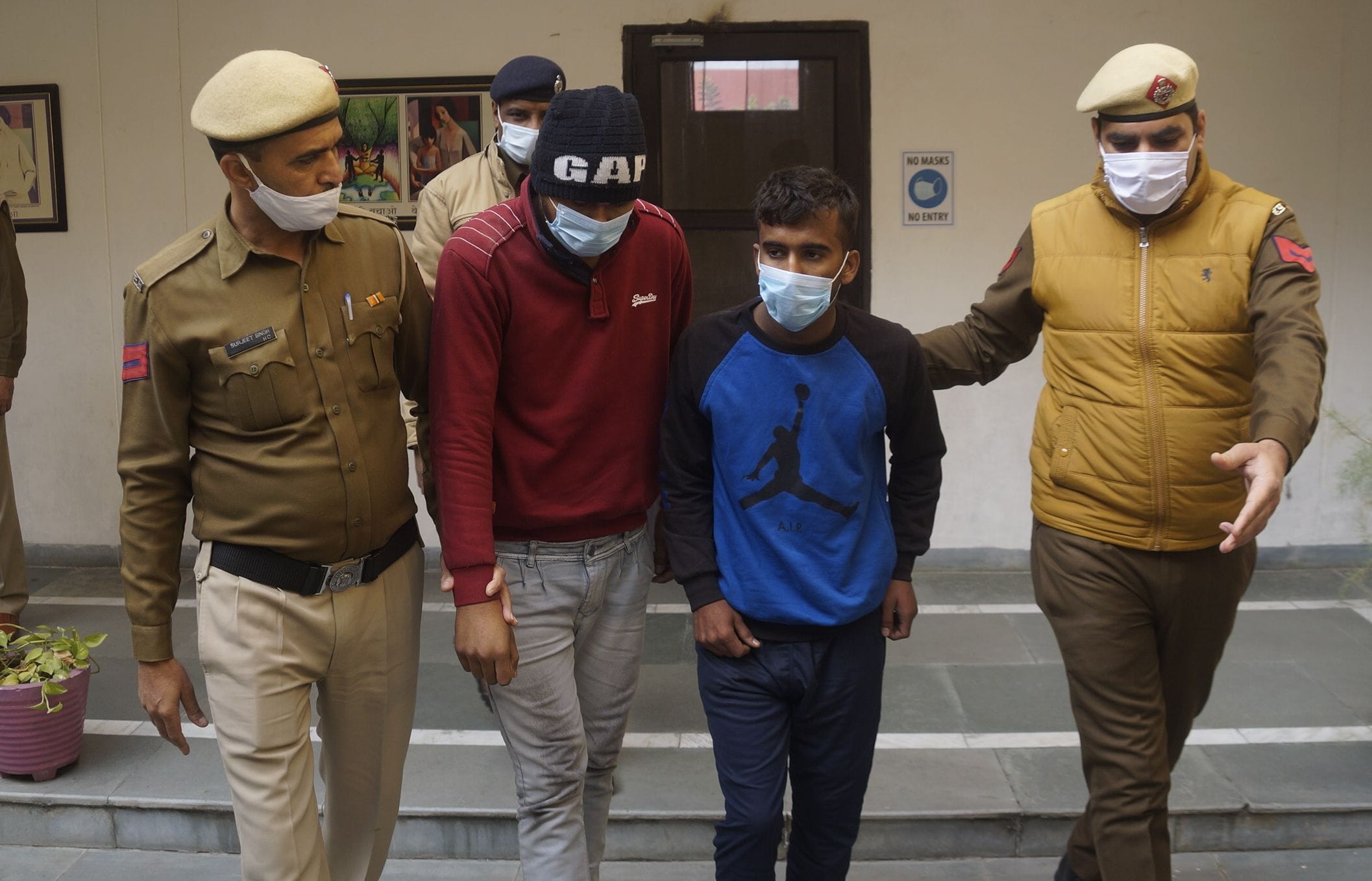 पुलिस की गिरफ्त में युवती के अपहरण के प्रयास के आरोपी। 