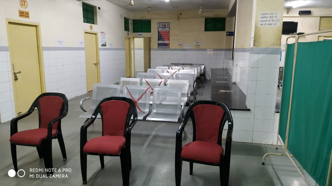 जिला अस्पताल में वैक्सीनेशन के लिए वेटिंग रुम में लगाई गई कुर्सियां। जिला अस्पताल में वैक्सीनेशन के लिए वेटिंग रुम में लगाई गई कुर्सियां।