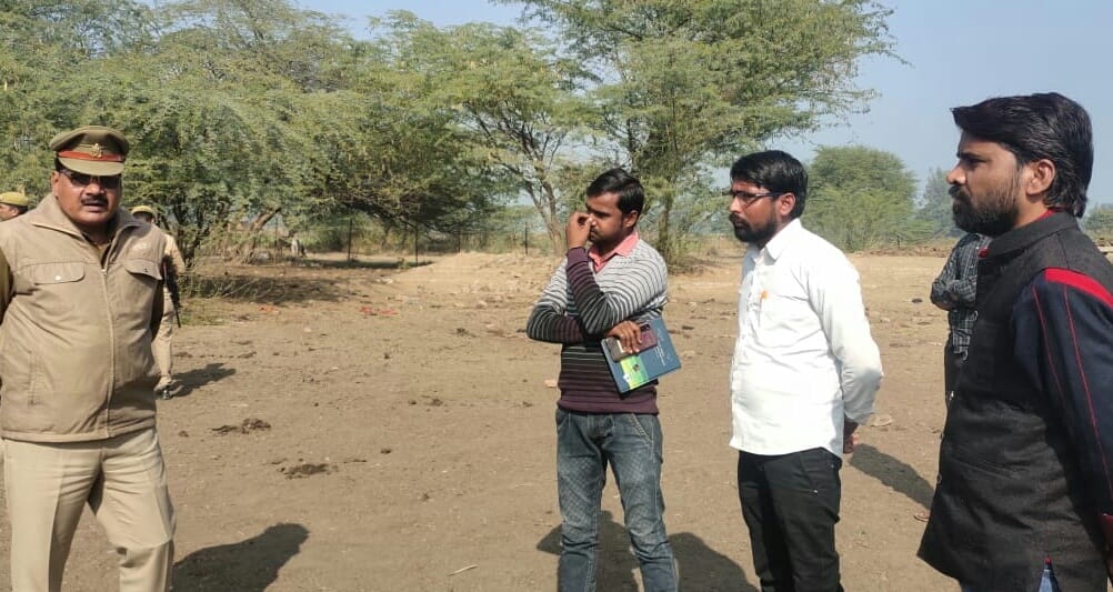 गढिय़ा गांव में जांच पड़ताल करते एसओ राजीव कुमार सिंह। गढिय़ा गांव में जांच पड़ताल करते एसओ राजीव कुमार सिंह।