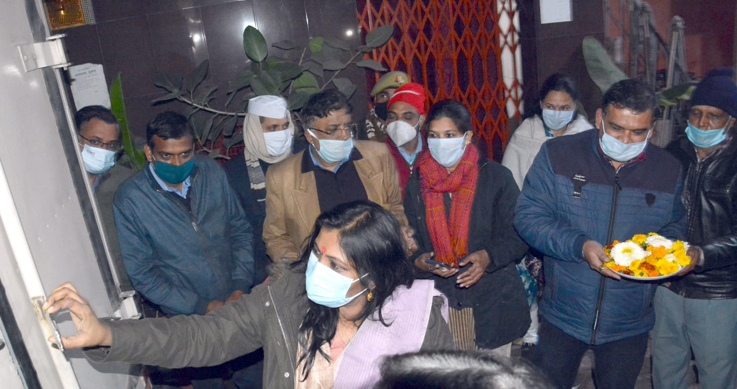 गुरुवार को जिला चिकित्सालय में पहुंची कोरोना वैक्सीन की पूजा अर्चना करती डीएम, सीएमओ। गुरुवार को जिला चिकित्सालय में पहुंची कोरोना वैक्सीन की पूजा अर्चना करती डीएम, सीएमओ।