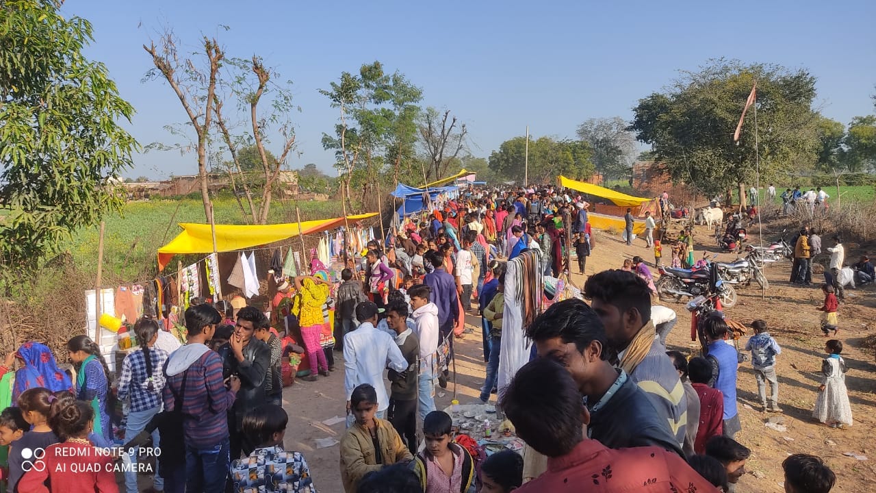 ग्राम कारीटोरन के हनुमानजी के मंदिर देवरानघाट पर लगा मेला में लगी लोगों की भीड़