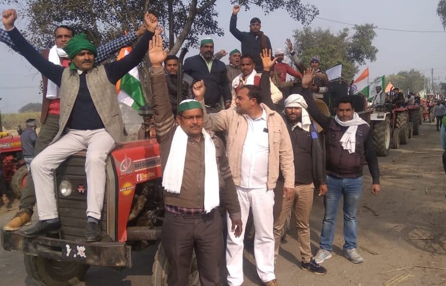 नांगलसोती में ट्रेक्टर रैली निकालते किसान।