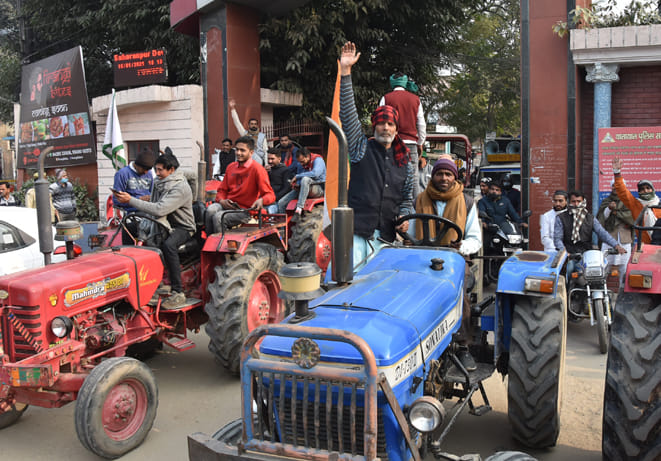 कलेक्ट्रेट में ट्रेक्टर लेकर धरना प्रदर्शन को पहुंचे लोक शक्ति संगठन के किसान कलेक्ट्रेट में ट्रेक्टर लेकर धरना प्रदर्शन को पहुंचे लोक शक्ति संगठन के किसान