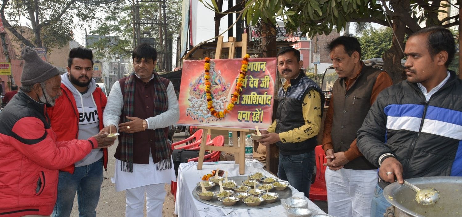 भोपा पुल पर मंकर संक्रांति का प्रसाद ग्रहण करते श्रद्धालु। भोपा पुल पर मंकर संक्रांति का प्रसाद ग्रहण करते श्रद्धालु।