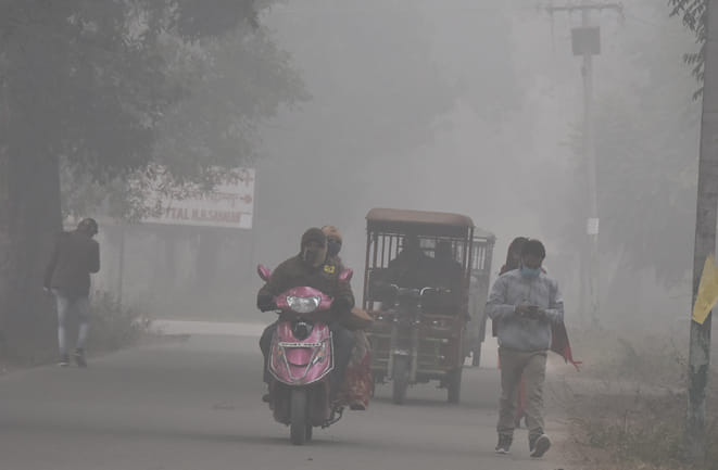 सहारनपुर में घने कोहरे में रेलवे कॉलोनी में जाते वाहन सहारनपुर में घने कोहरे में रेलवे कॉलोनी में जाते वाहन
