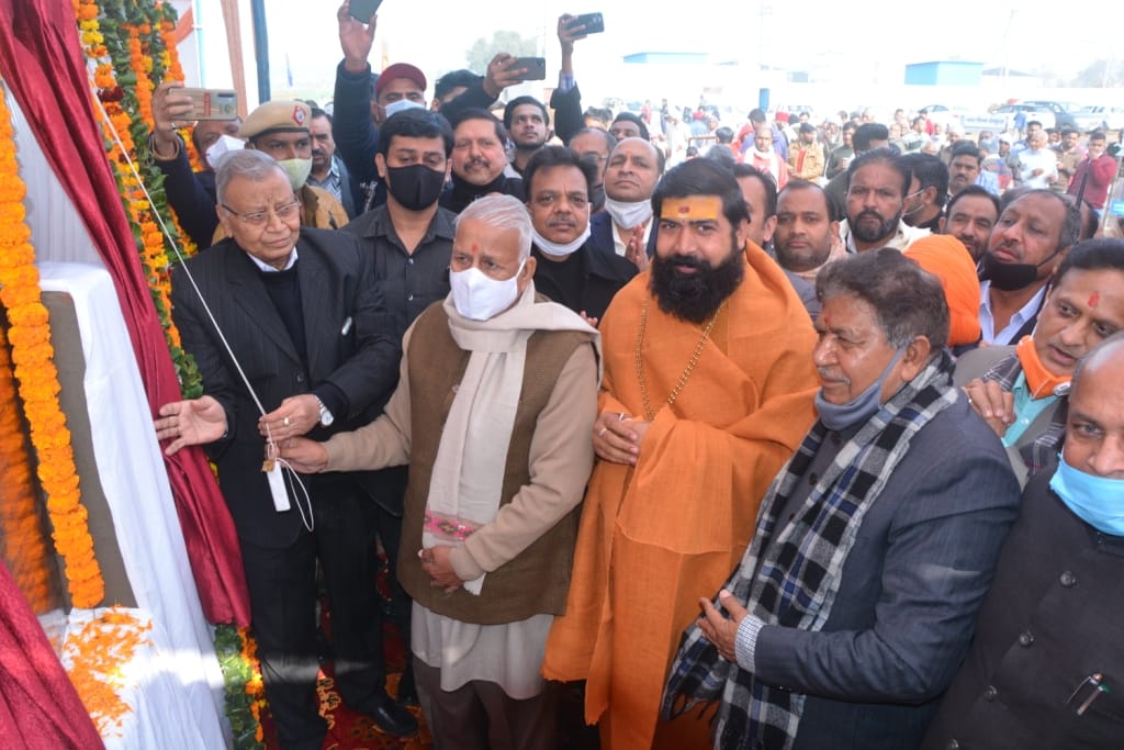 गांव सुखदर्शनपुर में माधव गोशाला का उद्घाटन करते पदाधिकारी। 