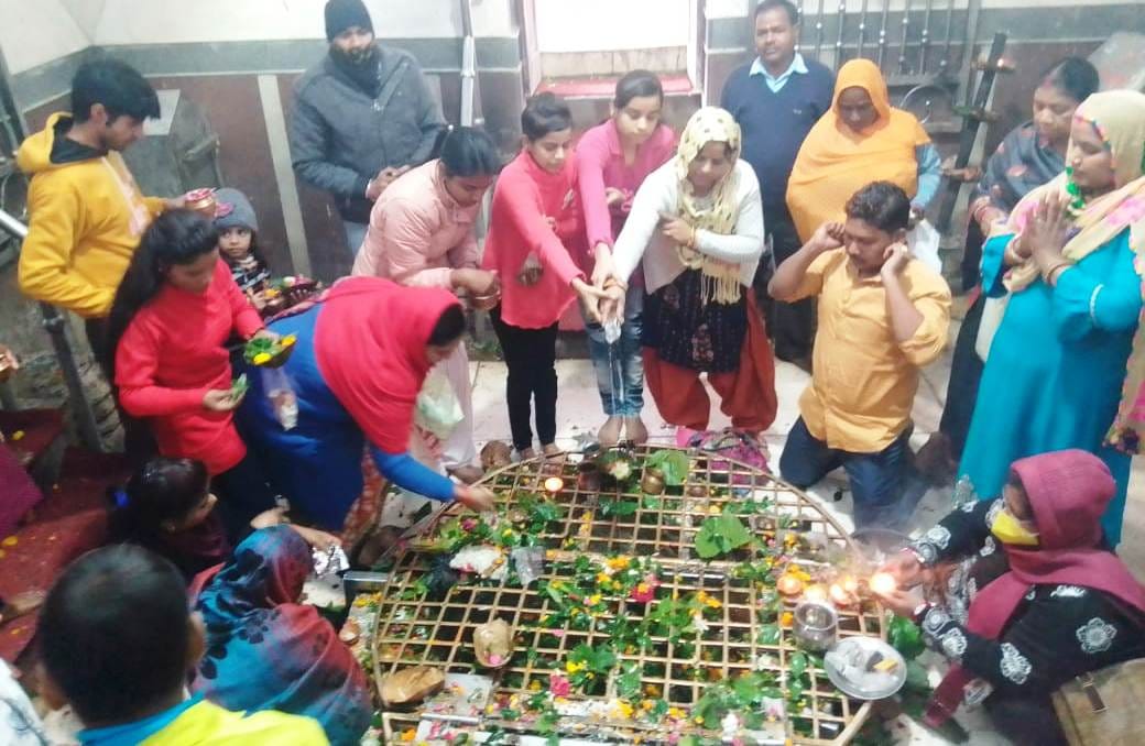 पौराणिक शिव मंदिर में पूजन करते श्रद्धालु। संवाद पौराणिक शिव मंदिर में पूजन करते श्रद्धालु। संवाद