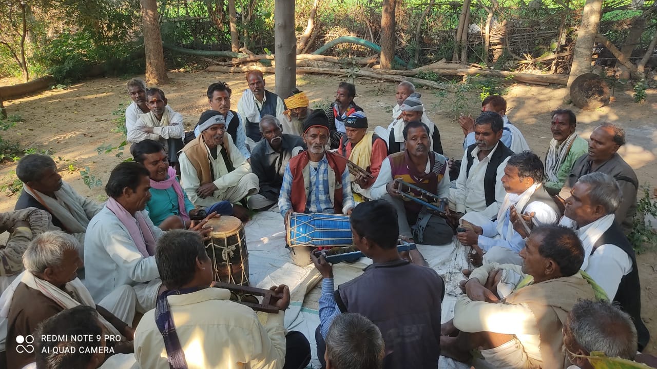 ग्राम कारीटोरन के हनुमानजी के मंदिर भजन गाते श्रद्धालु