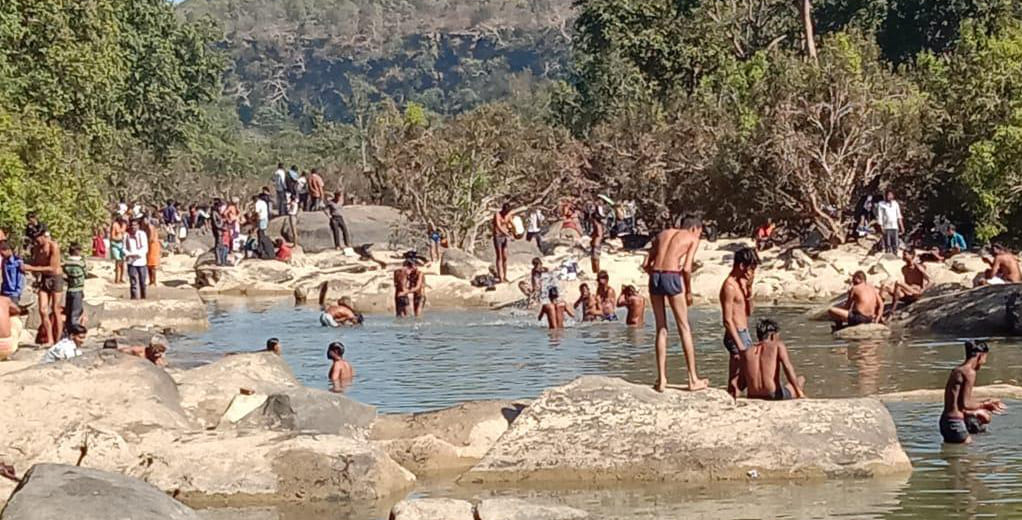 पांङव वन नदी में स्नान करते श्रृद्धालु