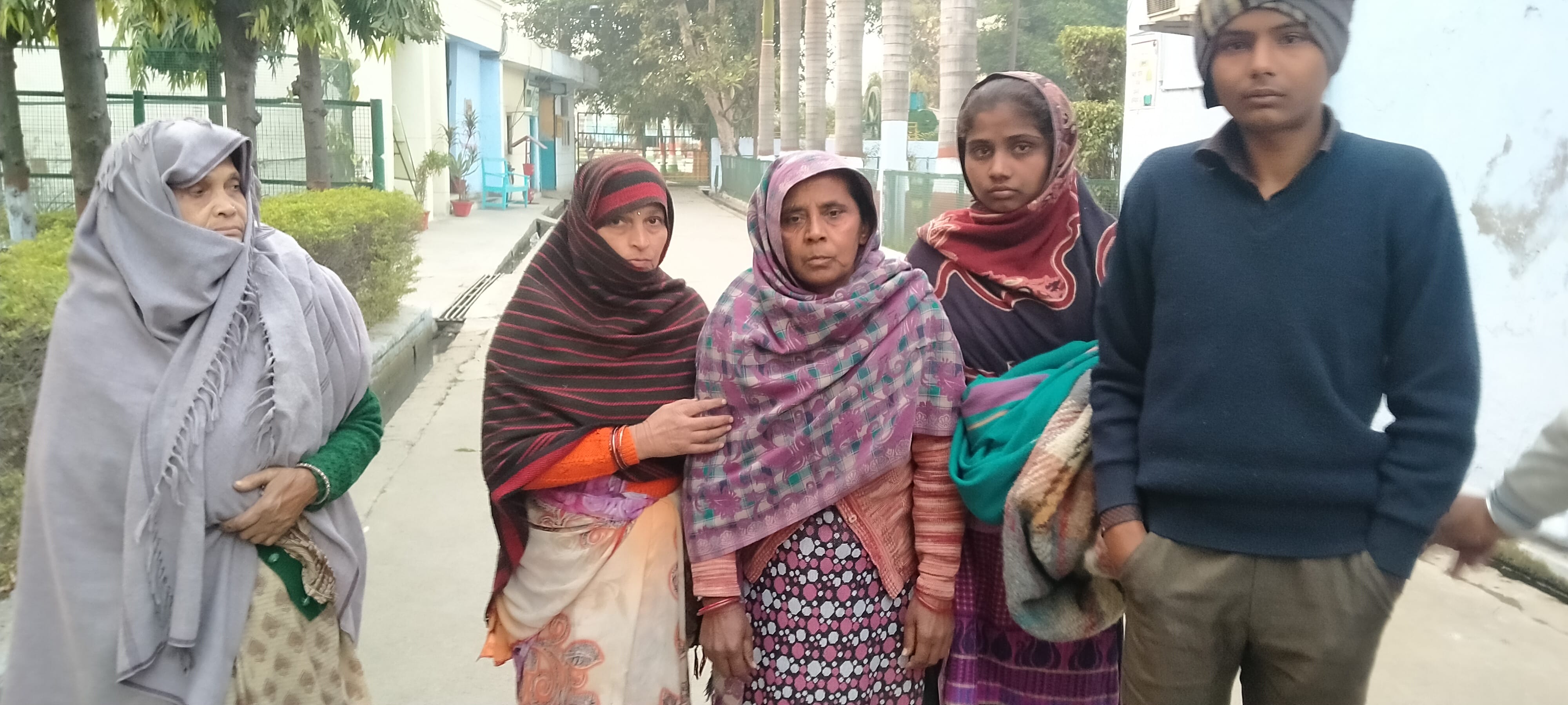 धामपुर चीनी मिल मे हादसे में मरे श्रमिक के गमजदा परिजन। धामपुर चीनी मिल मे हादसे में मरे श्रमिक के गमजदा परिजन।
