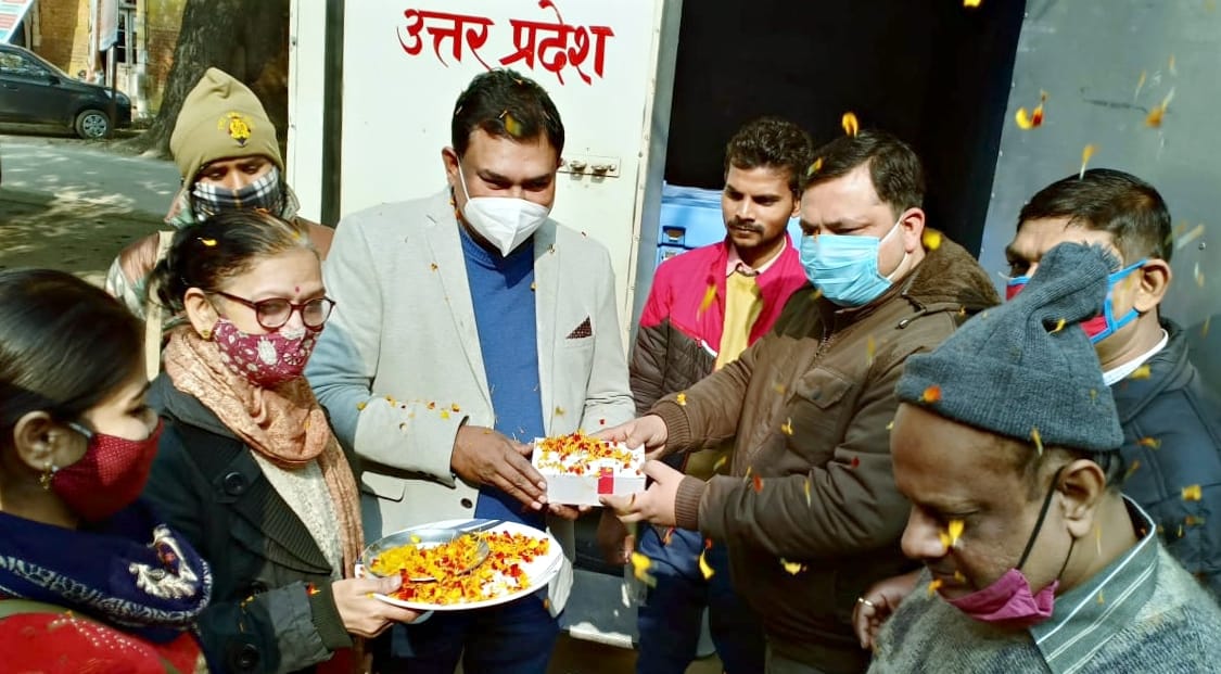 नगीना के सामुदायिक स्वास्थ्य केंद्र पर कोरोना वैक्सीन पहुंचने पर फूलों की वर्षा से स्वागत करते ? नगीना के सामुदायिक स्वास्थ्य केंद्र पर कोरोना वैक्सीन पहुंचने पर फूलों की वर्षा से स्वागत करते ?