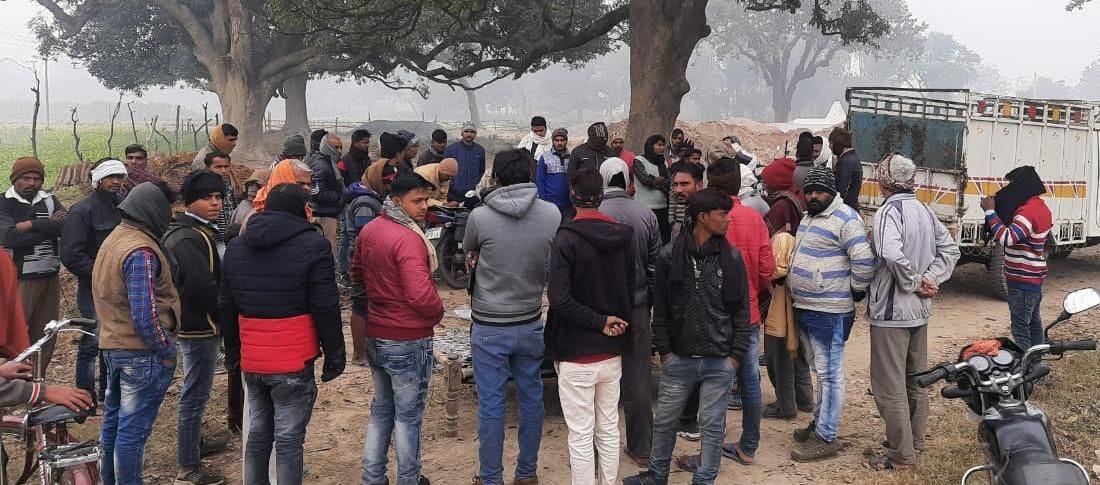 उदयपुर के रेहुआ लालगंज में किसान का शव मिलने के बाद जुटी भीड़। उदयपुर के रेहुआ लालगंज में किसान का शव मिलने के बाद जुटी भीड़।