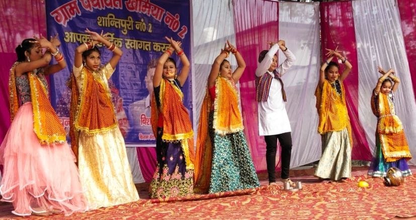 शांतिपुरी में उत्तरायणी मेले में लोकनृत्य प्रस्तुत करते प्रतिभागी। शांतिपुरी में उत्तरायणी मेले में लोकनृत्य प्रस्तुत करते प्रतिभागी।