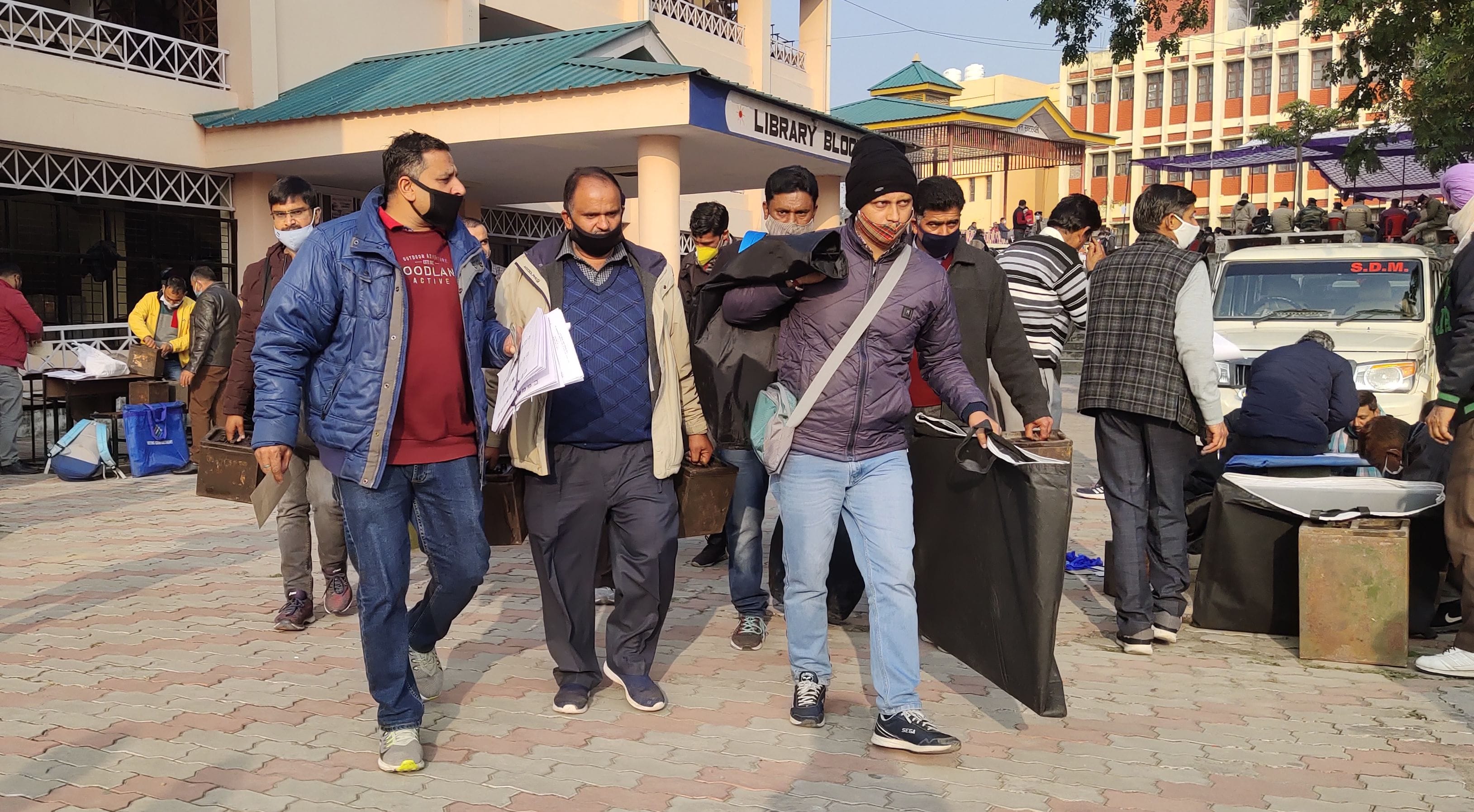 ऊना कालेज में चुनाव डियूटी के लिए निकलते कर्मी ऊना कालेज में चुनाव डियूटी के लिए निकलते कर्मी