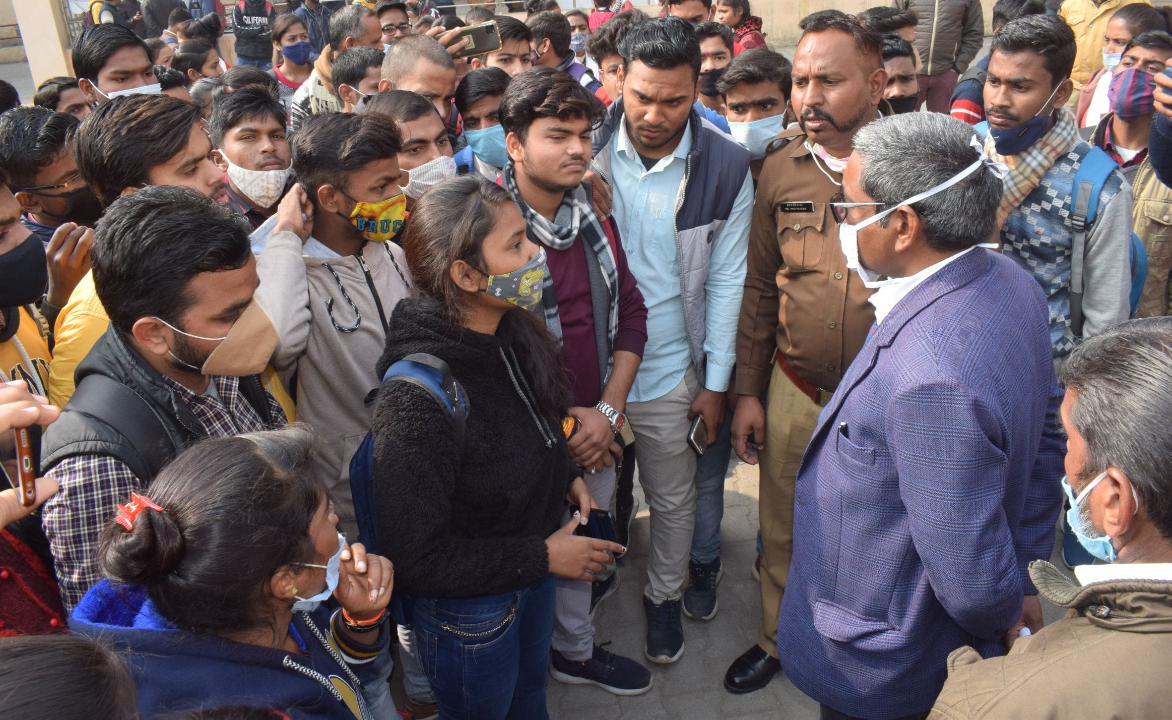 फोटो-13-कलक्ट्रेट परिसर में सिटी मजिस्ट्रेट जंग बहादुर यादव से वार्ता करते छात्र छात्राएं। संवाद