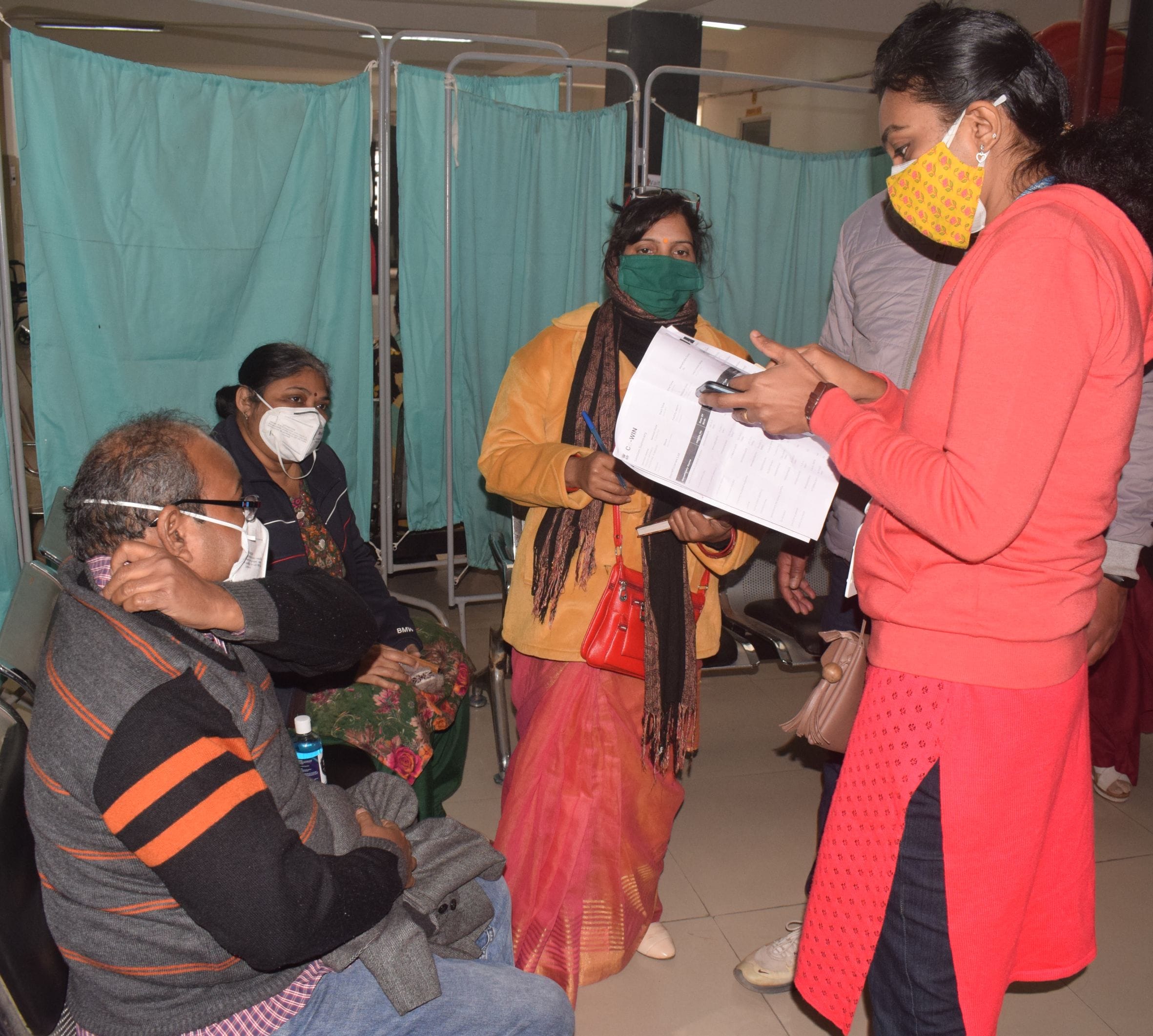 फोटो-6- टीका लगने के बाद आब्जर्वेशन रूम में मौजूद कर्मचारी। संवाद