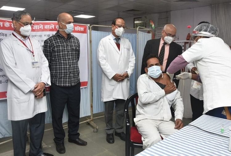 बीएचयू में सफाईकर्मी को लगा पहला टीका, WHO की टीम ने दीनदयाल अस्पताल में लिया टीकाकरण का जायजा
