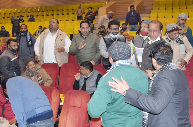 जनमंच में निगम बोर्ड की बैठक में हंगामा करते पार्षद