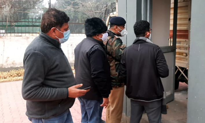गैस रिसाव की स्थिति के बारे में जानकारी लेते अधिकारी। गैस रिसाव की स्थिति के बारे में जानकारी लेते अधिकारी।