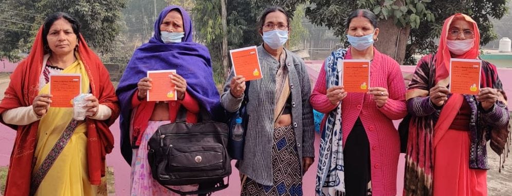 टीकाकरण के बाद वैक्सीनेशन कार्ड दिखाती स्वास्थ्य कर्मी टीकाकरण के बाद वैक्सीनेशन कार्ड दिखाती स्वास्थ्य कर्मी