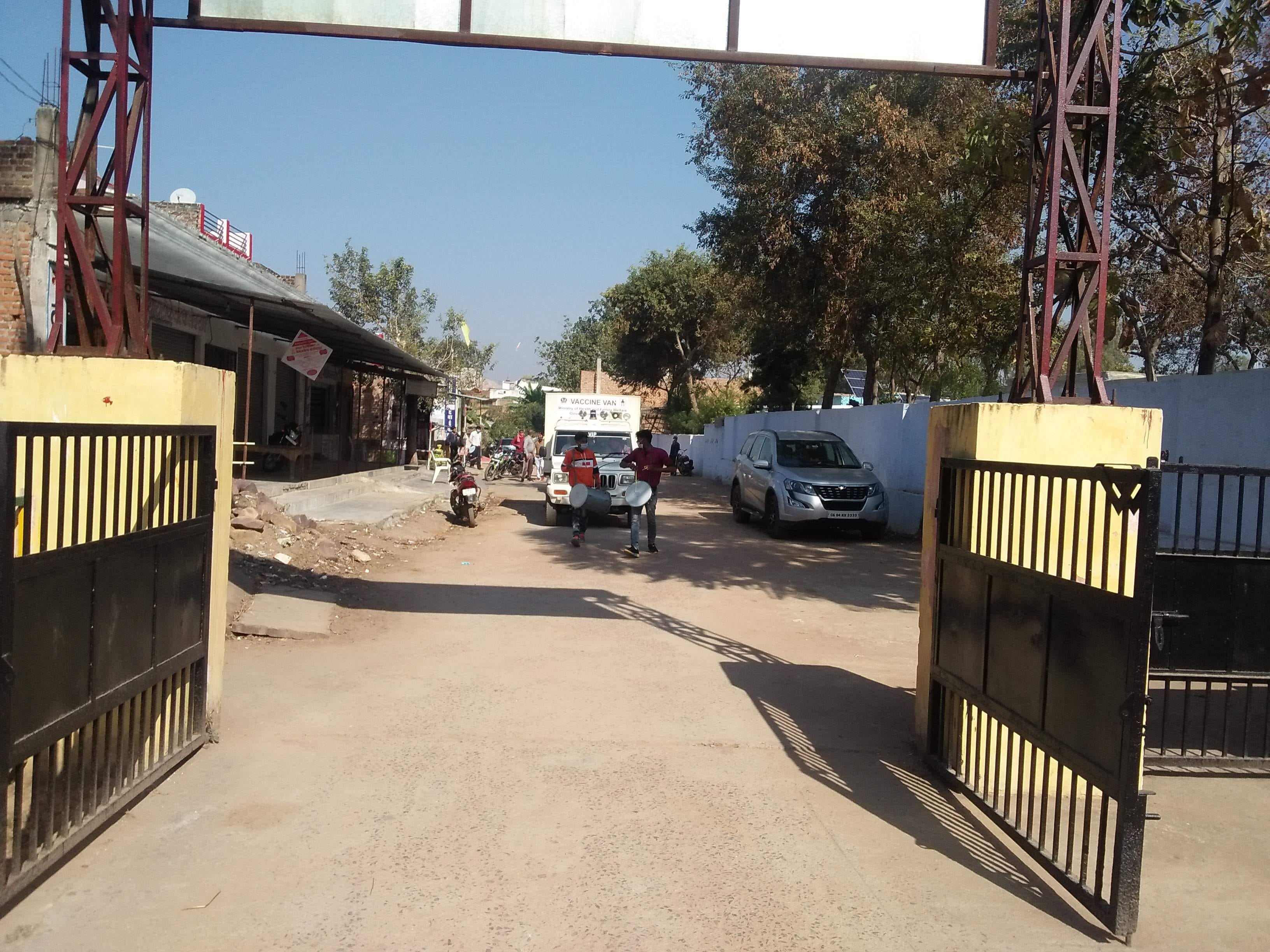 सीएचसी बार के मैटरनिटी विंग के बाहर बजाए जा रहे ढोल नगाड़े।