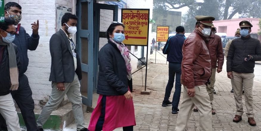 हथगाम सत्र केंद्र का निरीक्षण करती जिलाधिकारी अपूर्वा दुबे हथगाम सत्र केंद्र का निरीक्षण करती जिलाधिकारी अपूर्वा दुबे