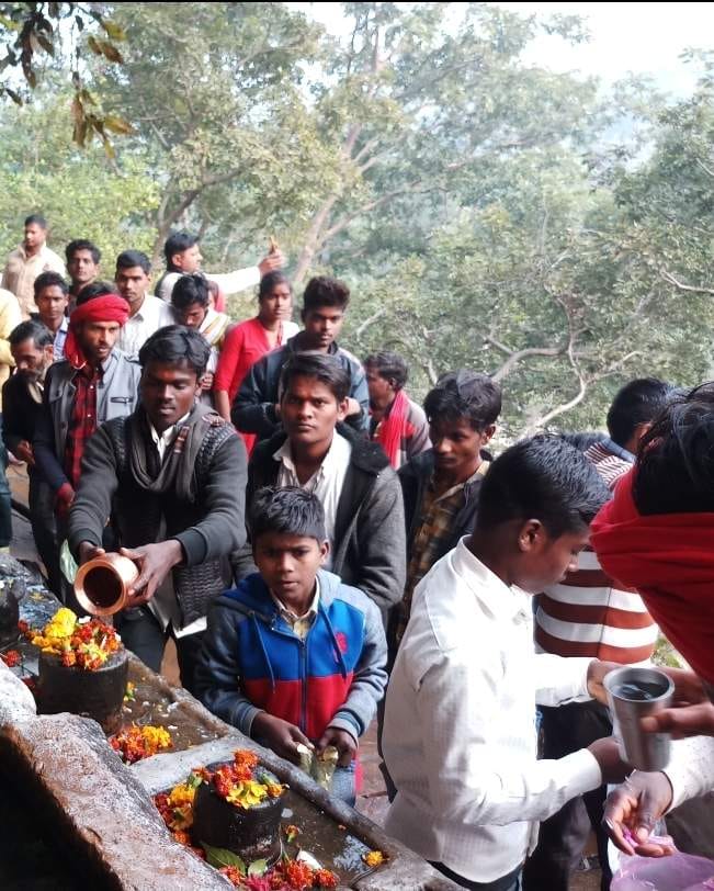 पांडवों का जल अभिषेक करते श्रद्धालु
