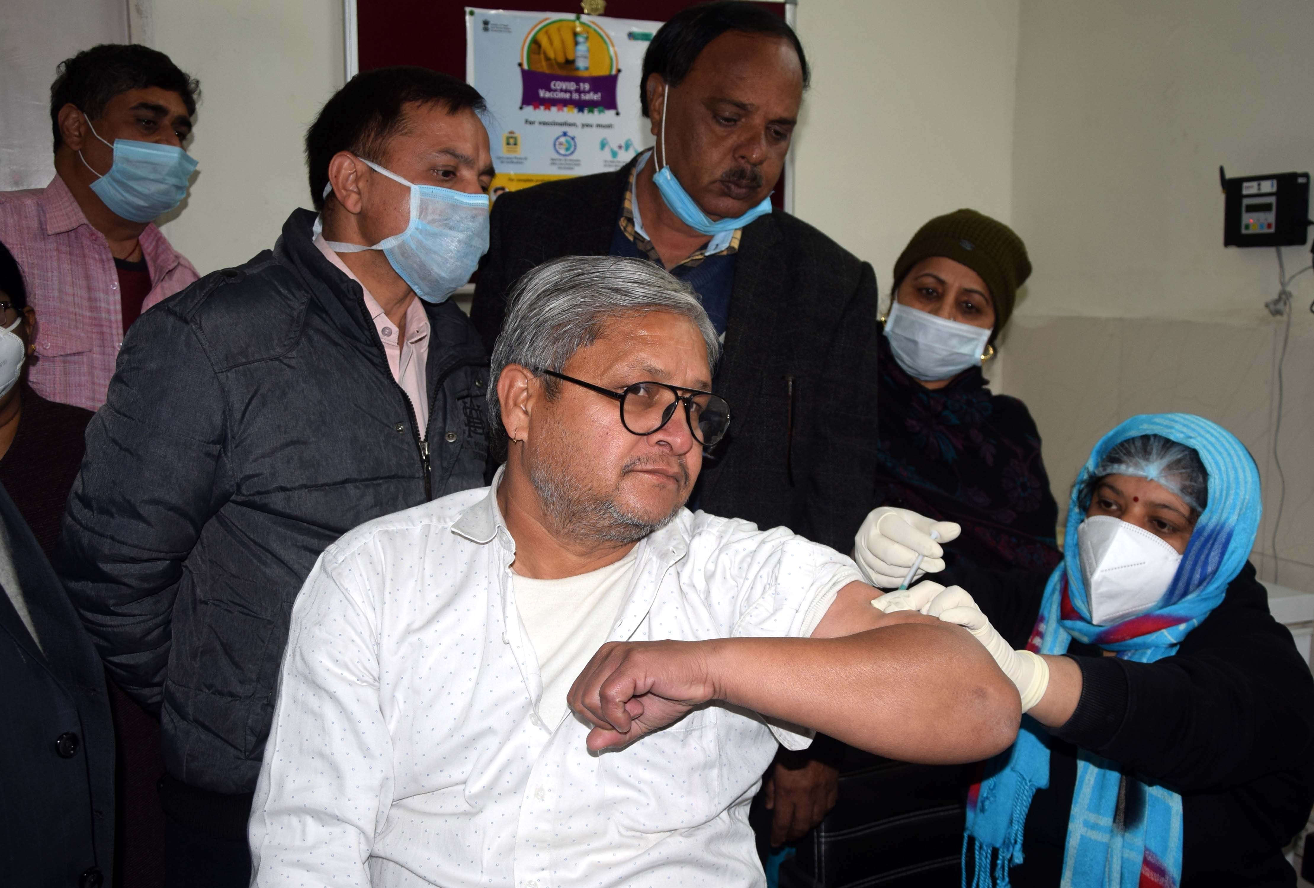 जिला अस्पताल में शनिवार को सबसे पहले 12 बज कर 18 मिनट पर कोरोना वैक्सीन एएनएम प्रीति से लगवाते डॉ.अनि जिला अस्पताल में शनिवार को सबसे पहले 12 बज कर 18 मिनट पर कोरोना वैक्सीन एएनएम प्रीति से लगवाते डॉ.अनि