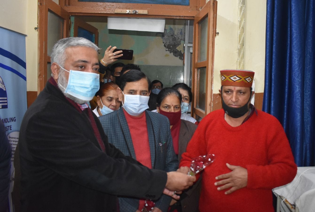 जिला अस्पताल बिलासपुर में पहले टीकाकरण के बाद जिला उपयुक्त अनंत कुमार को फूल देते हुए। जिला अस्पताल बिलासपुर में पहले टीकाकरण के बाद जिला उपयुक्त अनंत कुमार को फूल देते हुए।