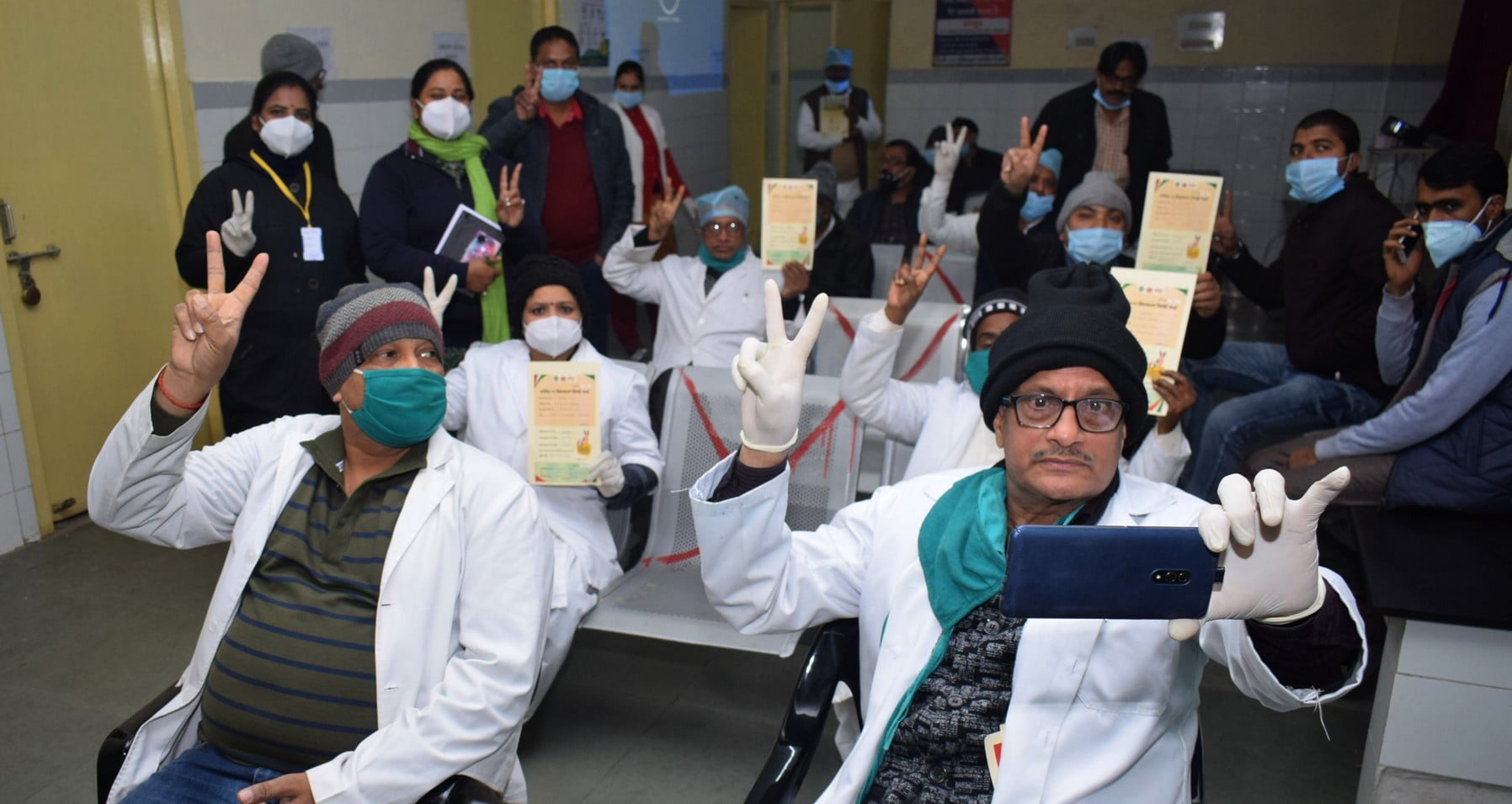 जिला अस्पताल में वैक्सीन लगवाने के बाद स्वास्थ्यकर्मीयों के साथ सेल्फी लेते सीएमएस डा अनिल कुमा जिला अस्पताल में वैक्सीन लगवाने के बाद स्वास्थ्यकर्मीयों के साथ सेल्फी लेते सीएमएस डा अनिल कुमा
