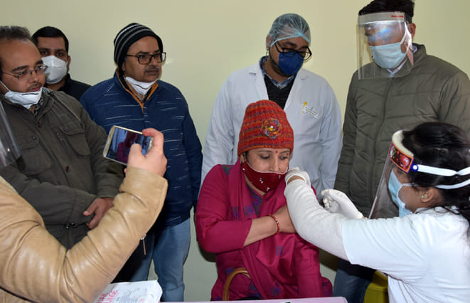 जिला अस्पताल में टीकाकरण स्थल पर को वैक्सीन का टीका लगवाती आंगनवाड़ी जिला अस्पताल में टीकाकरण स्थल पर को वैक्सीन का टीका लगवाती आंगनवाड़ी