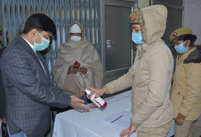 जिला अस्पताल में महिला चिकित्सालय टीकाकरण स्थल का निरीक्षण करते डीएम अखिलेश सिंह जिला अस्पताल में महिला चिकित्सालय टीकाकरण स्थल का निरीक्षण करते डीएम अखिलेश सिंह