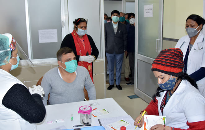 जिला अस्पताल में महिला चिकित्सालय टीकाकरण स्थल का निरीक्षण करते डीएम अखिलेश सिंह जिला अस्पताल में महिला चिकित्सालय टीकाकरण स्थल का निरीक्षण करते डीएम अखिलेश सिंह