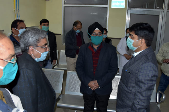 जिला अस्पताल में महिला चिकित्सालय टीकाकरण स्थल पर सीएमओ और आइएमए चिकित्सको के टीका लगने के बाद ज? जिला अस्पताल में महिला चिकित्सालय टीकाकरण स्थल पर सीएमओ और आइएमए चिकित्सको के टीका लगने के बाद ज?