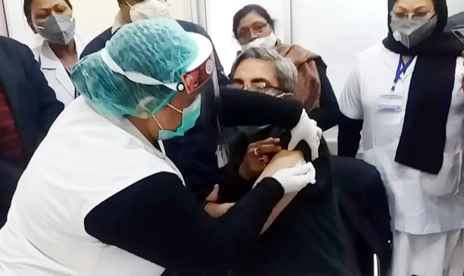 जिला अस्पताल में महिला चिकित्सालय टीकाकरण स्थल पर को वैक्सीन का टीका लगवाते सीएमओ बीएस सोढ़ी जिला अस्पताल में महिला चिकित्सालय टीकाकरण स्थल पर को वैक्सीन का टीका लगवाते सीएमओ बीएस सोढ़ी