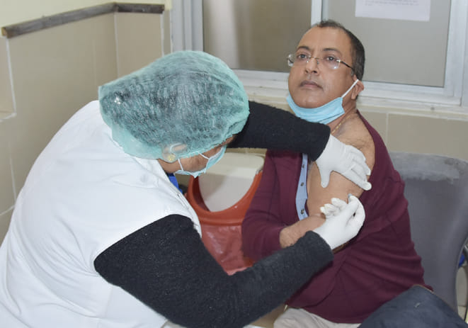 जिला अस्पताल में महिला चिकित्सालय को वैक्सीन का टीका लगवाते चिकित्सक जिला अस्पताल में महिला चिकित्सालय को वैक्सीन का टीका लगवाते चिकित्सक