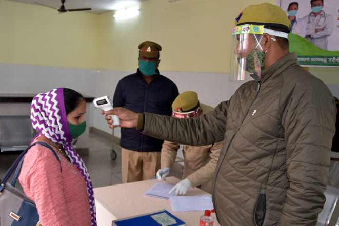 जिला अस्पताल में टीकाकरण स्थल पर थर्मेल स्क्रीनिंग करते पुलिस कर्मी जिला अस्पताल में टीकाकरण स्थल पर थर्मेल स्क्रीनिंग करते पुलिस कर्मी