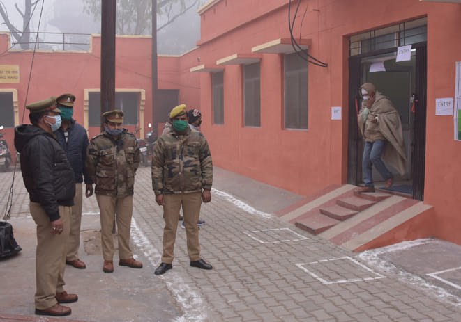 जिला अस्पताल में टीकाकरण स्थल पर तैनात पुलिस जिला अस्पताल में टीकाकरण स्थल पर तैनात पुलिस