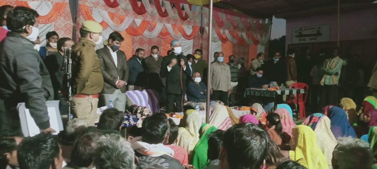 पटना गांव में सांध्य कालीन जनचौपाल को संबोधित करते जिलाधिकारी अन्नावि दिनेश कुमार। पटना गांव में सांध्य कालीन जनचौपाल को संबोधित करते जिलाधिकारी अन्नावि दिनेश कुमार।
