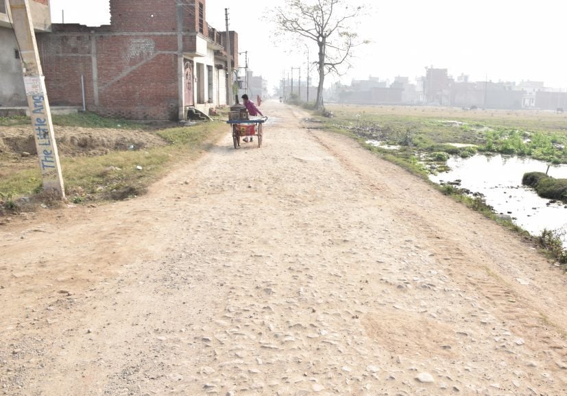 रुद्रपुर के फाजलपुर महरौला की खस्ताहाल सड़क। रुद्रपुर के फाजलपुर महरौला की खस्ताहाल सड़क।