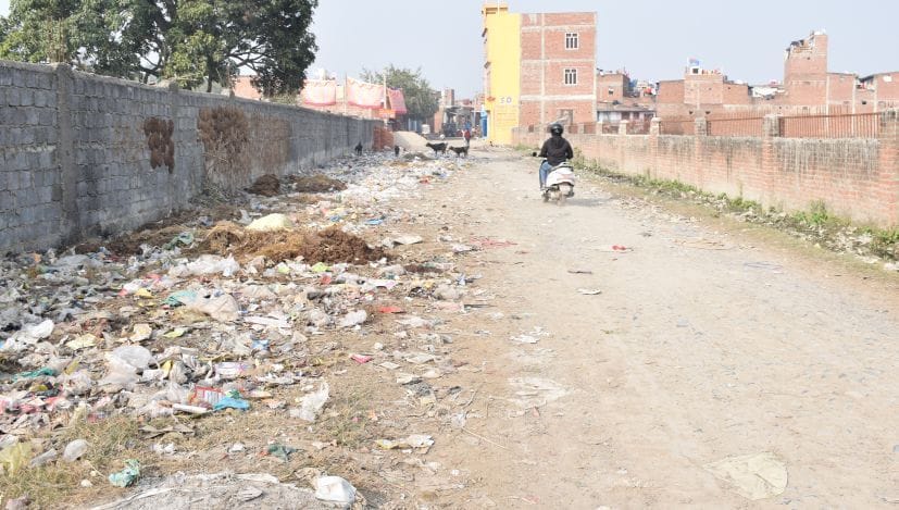रुद्रपुर के फाजलपुर महरौला की सड़क के किनारे पड़ा कूड़ा। रुद्रपुर के फाजलपुर महरौला की सड़क के किनारे पड़ा कूड़ा।
