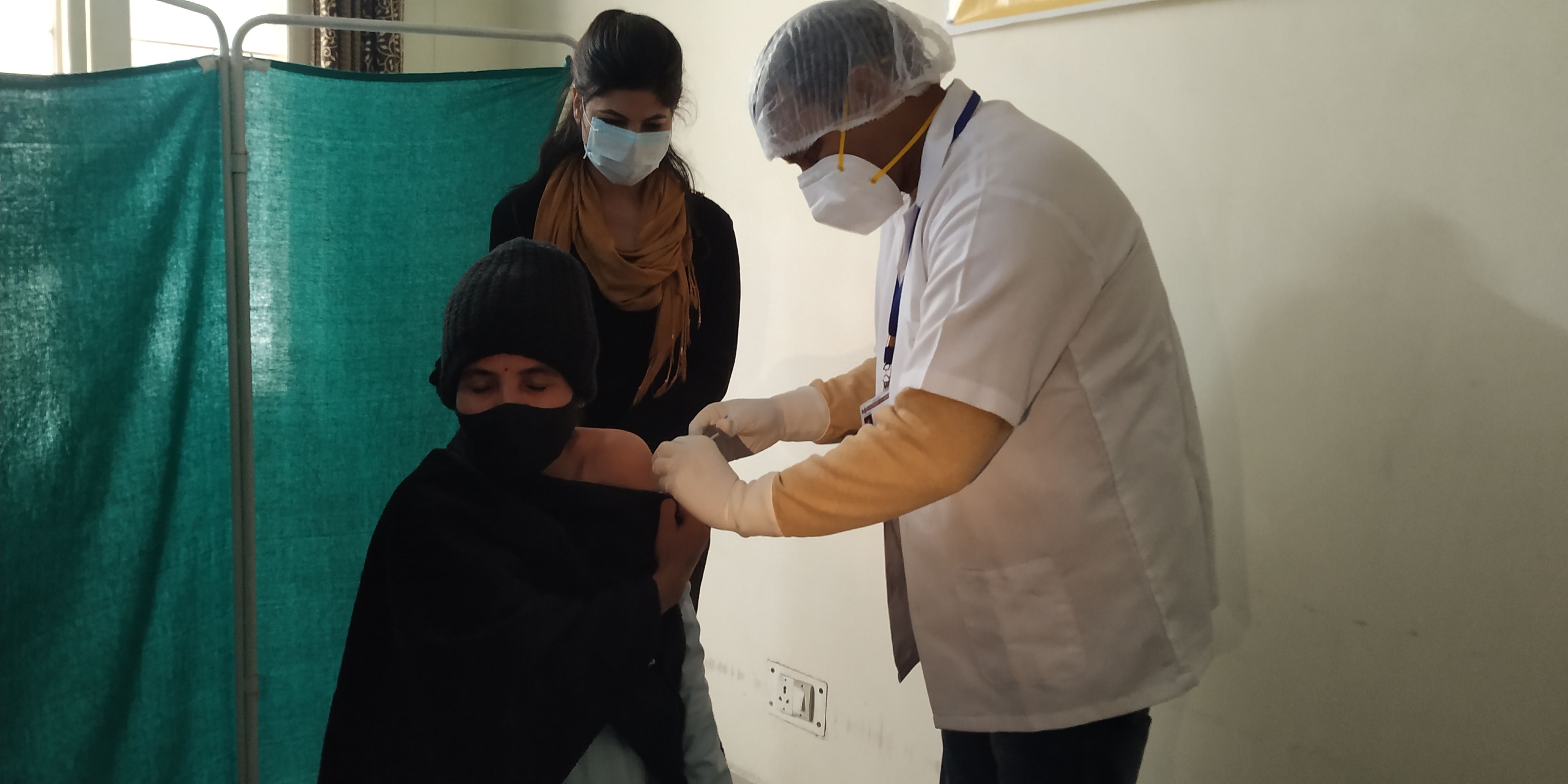पॉलीक्लीनिक में सबसे पहले टीका लगवातीं कर्मचारी आशा रानी। 
