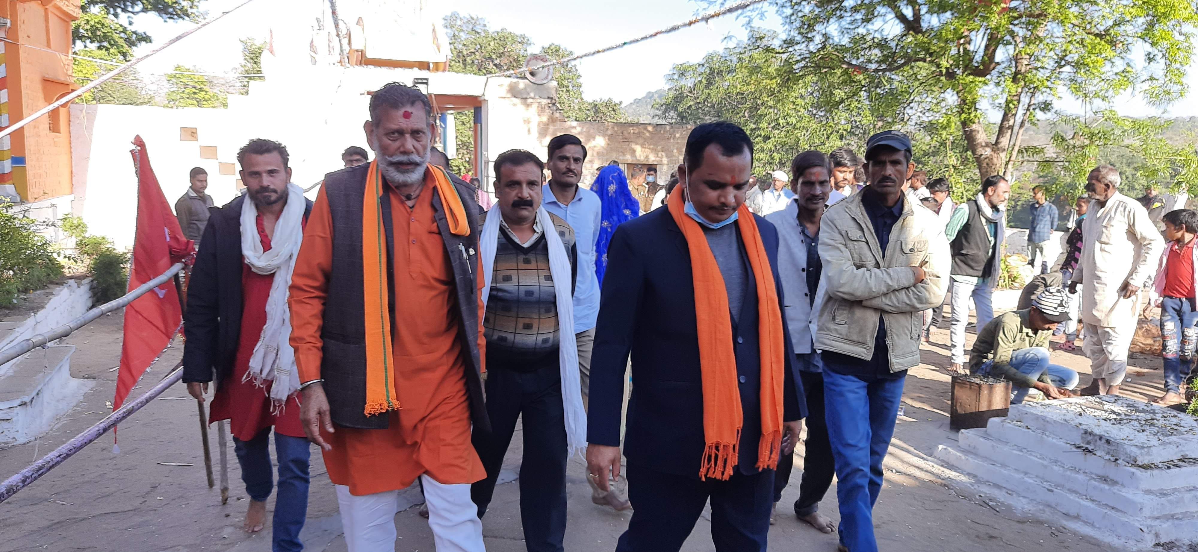 पांडव वन में भ्रमण करते राज्यमंत्री मनोहरलाल पंथ उर्फ मन्नू कोरी