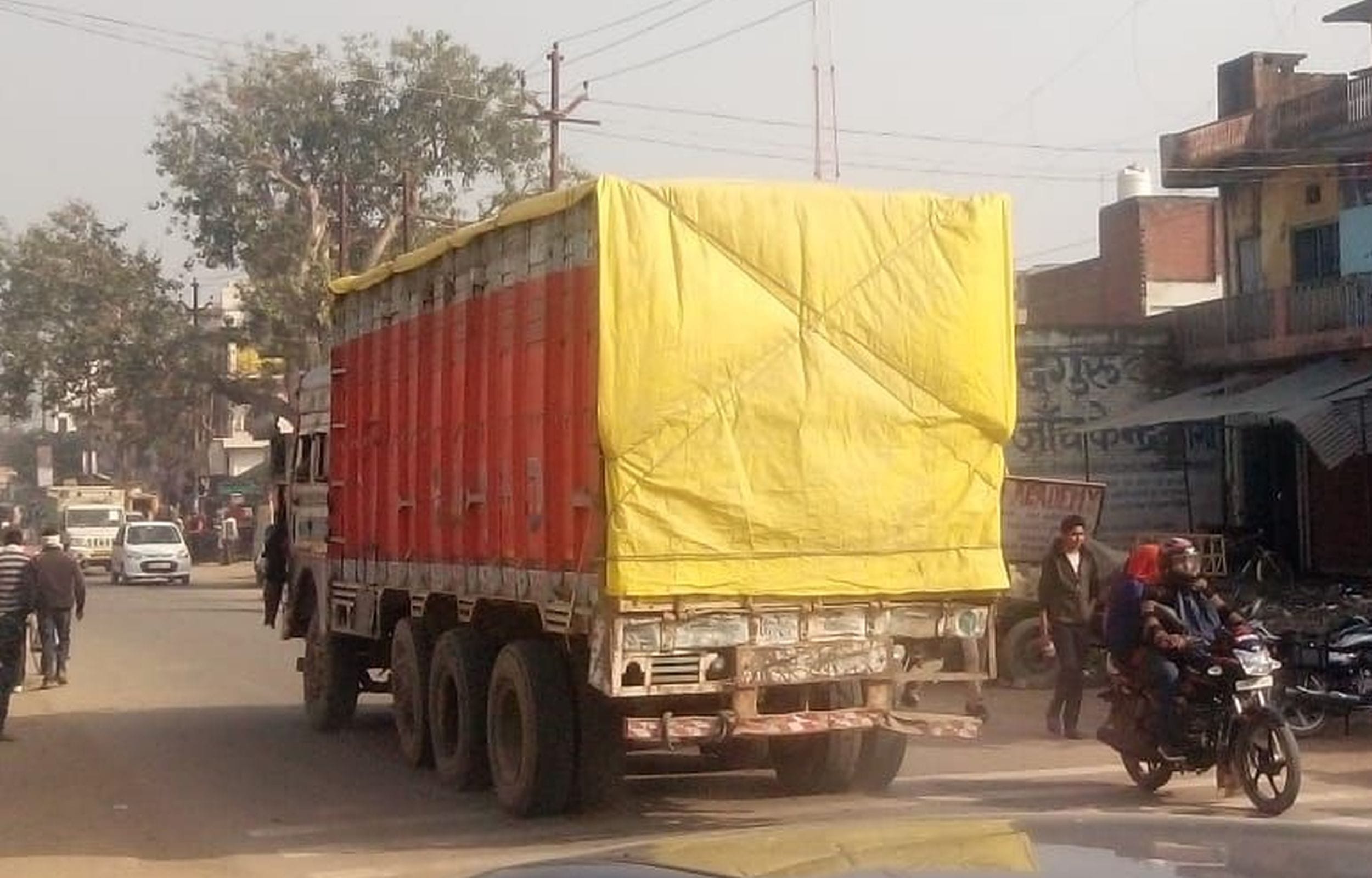 ओवरलोडिंग छिपाने के लिए ट्रकों पर लगाई जा रही तिरपाल ओवरलोडिंग छिपाने के लिए ट्रकों पर लगाई जा रही तिरपाल