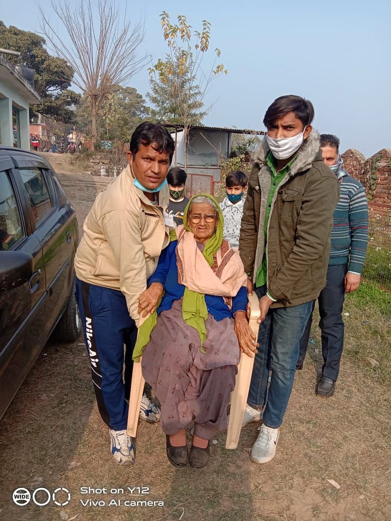 107 वर्षीय भागो देवी अपने पोतों के के साथ कुर्सी पर बैठकर मतदान करने जाते हुए। 107 वर्षीय भागो देवी अपने पोतों के के साथ कुर्सी पर बैठकर मतदान करने जाते हुए।