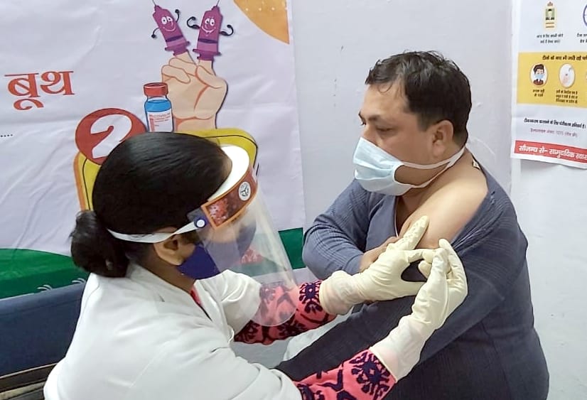 नगीना के सामुदायिक स्वास्थ्य केंद्र पर कोरोना वैक्सीन का प्रतिरक्षण अधिकारी अमित खेड़ा को टीका 