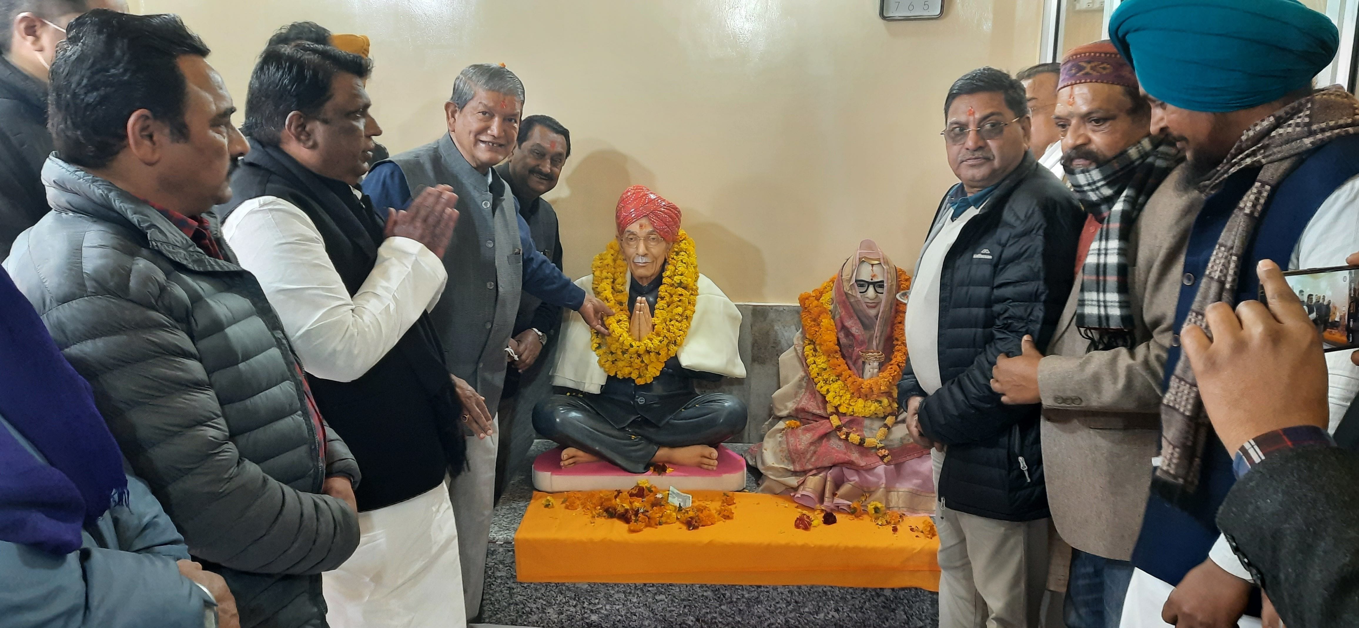 चक्रधारी मंदिर में मूर्ति का अनावरण करते हरीश रावत, तिलक राज बेहड़ व राजस्थान के राज्य मंत्री राज चक्रधारी मंदिर में मूर्ति का अनावरण करते हरीश रावत, तिलक राज बेहड़ व राजस्थान के राज्य मंत्री राज