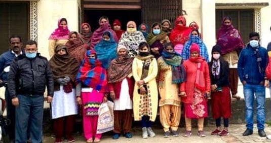 चौसाना प्राथमिक स्वास्थ्य केंद्र पर आरोग्य मेले में भाग लेती आशाऐ व महिला स्वास्थ्यकर्मी