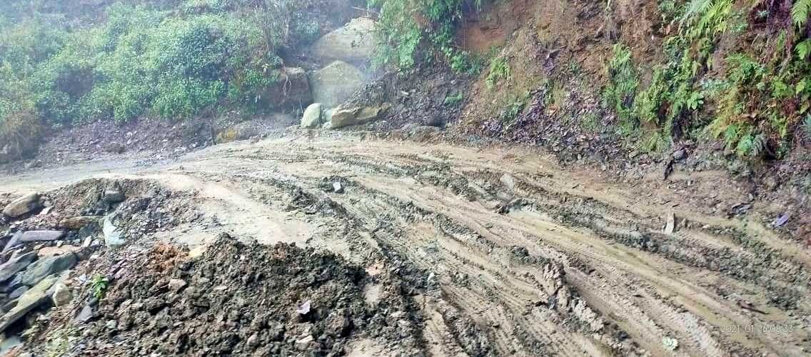 कपकोट के भयूं-गडेरा सड़क की ऐसी है हालत। संवाद न्यूज एजेंसी कपकोट के भयूं-गडेरा सड़क की ऐसी है हालत। संवाद न्यूज एजेंसी